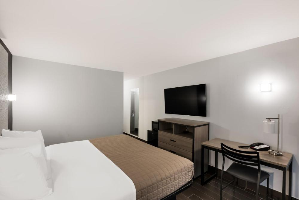 Deluxe King Room interior